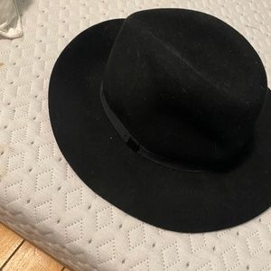 Auxiliary Hat Aritzia